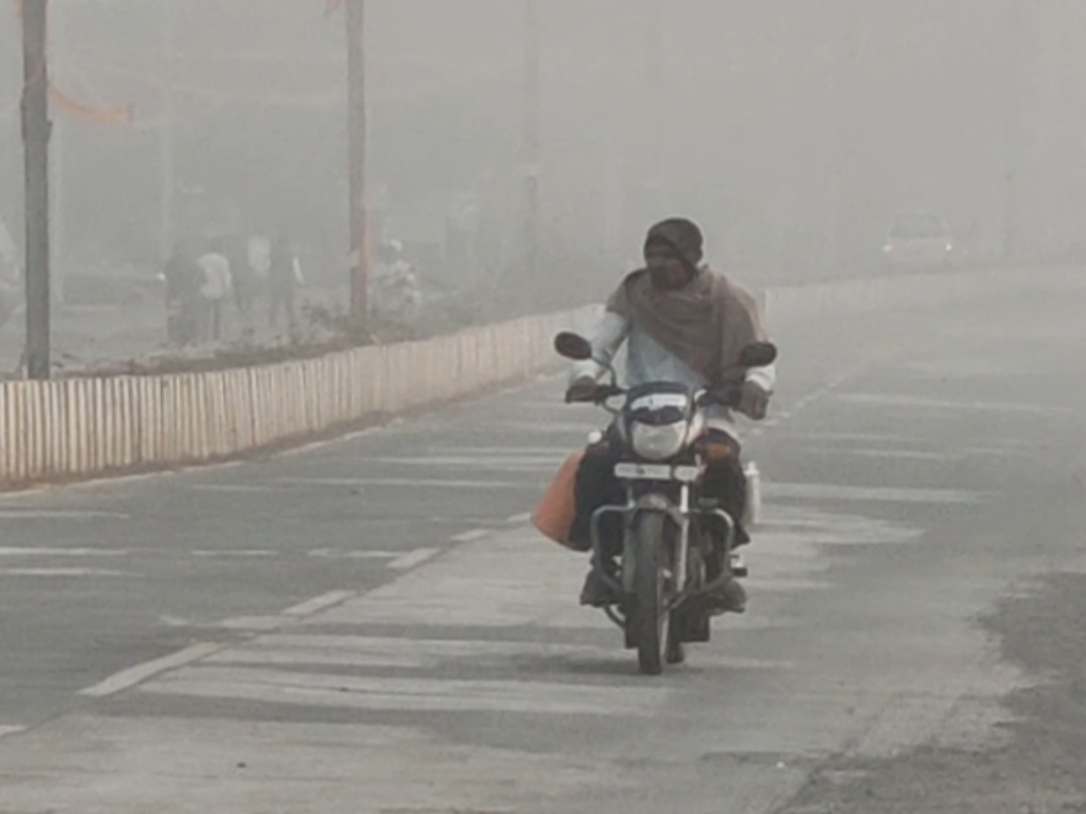 राजगढ़ में कोहरा, बादलों से बढ़ी ठंड:  शॉल ओढ़े, टोपा लगाकर निकले वाहन चालक; बारिश का असर – rajgarh (MP) News