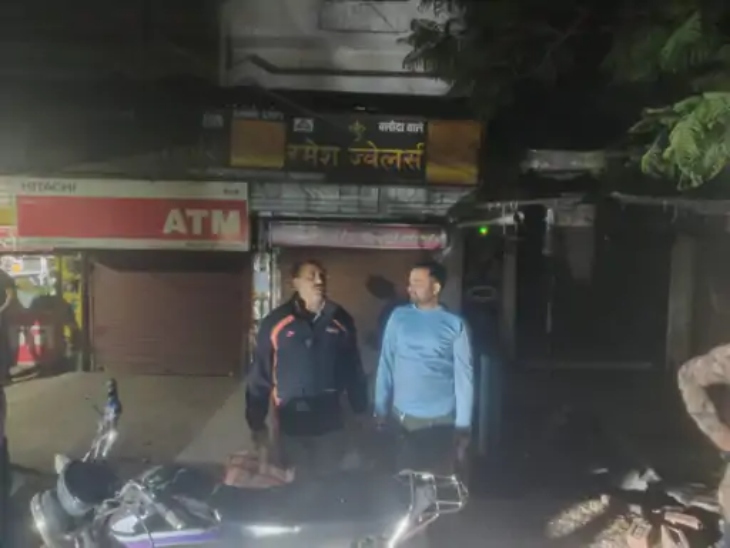 रमेश ज्वेलर्स में करीब 50 लाख रुपए की ज्वेलरी की लूट हुई है।