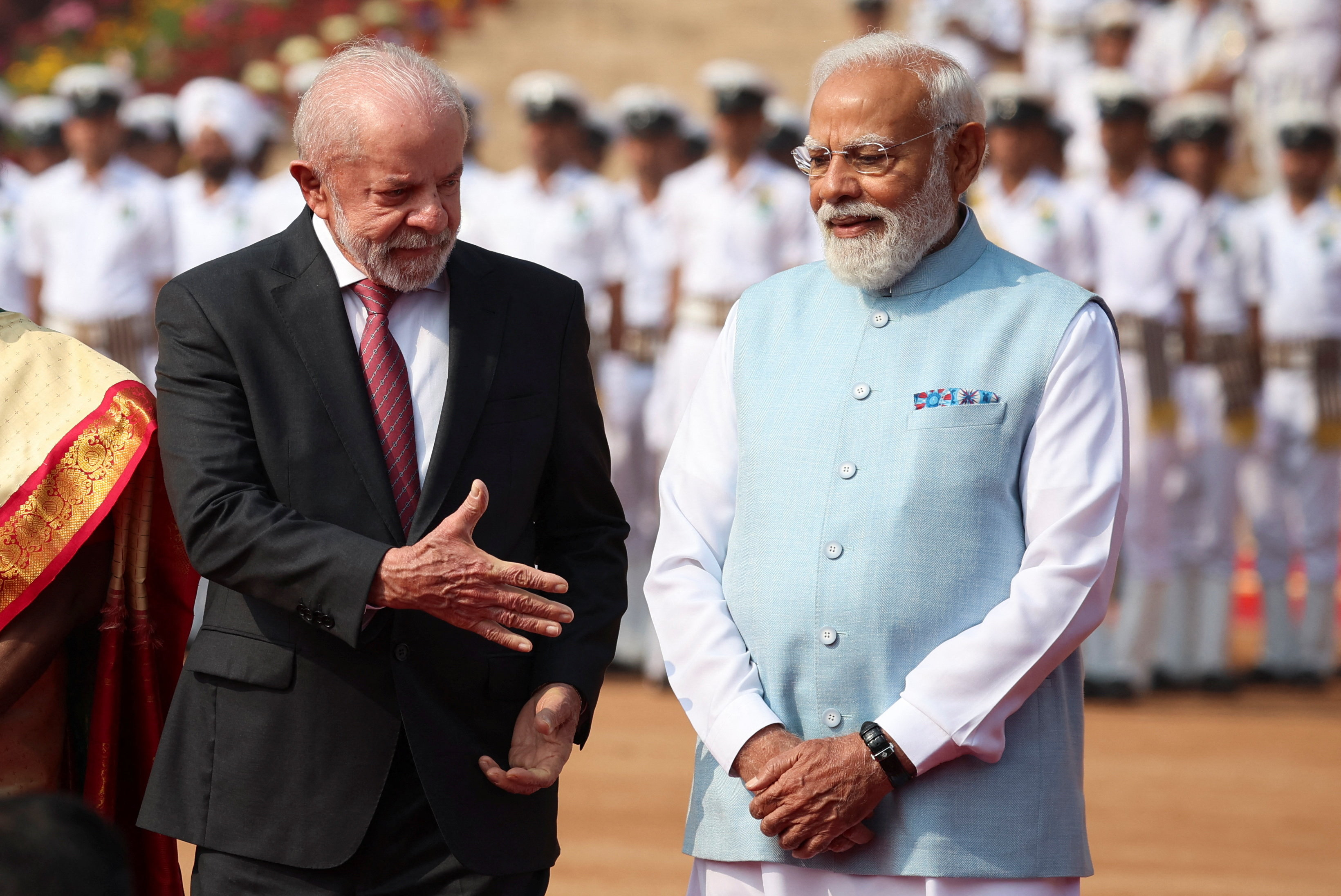 मोदी से हाथ मिलाते ब्राजील के राष्ट्रपति लूला डी सिल्वा ।