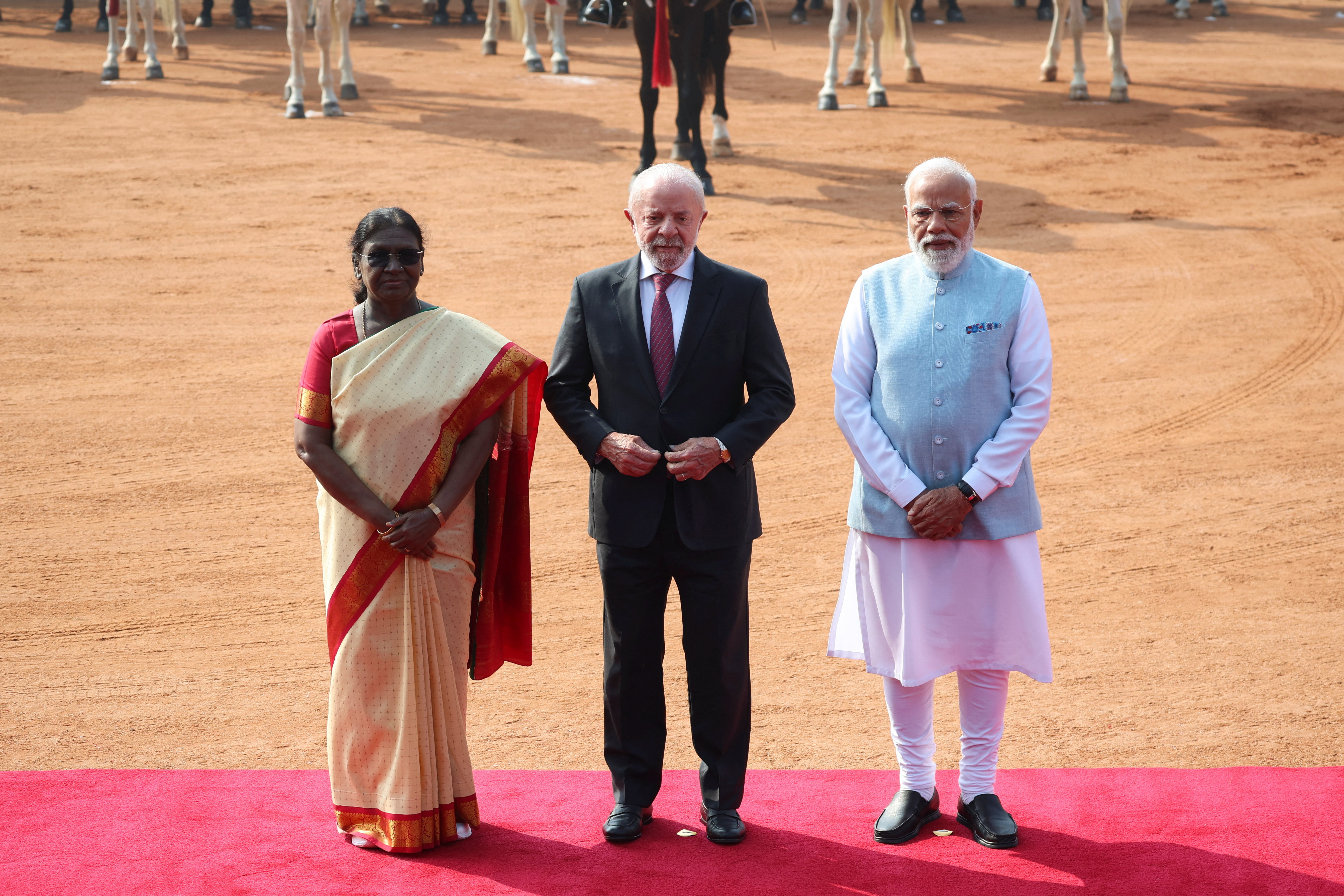 राष्ट्रपति भवन में ब्राजील के राष्ट्रपति लूला डी सिल्वा का स्वागत हुआ।