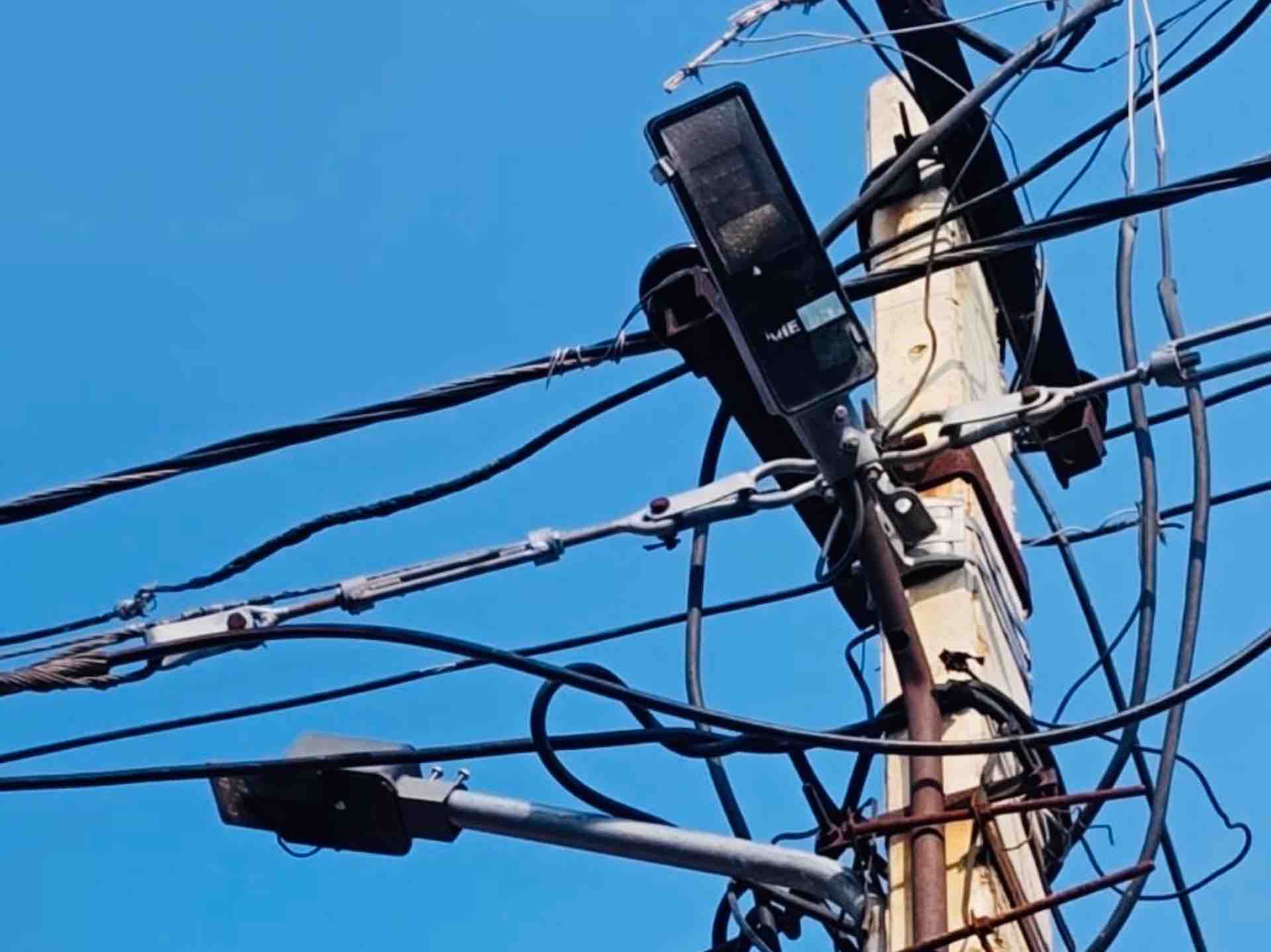 हाईटेंशन बिजली लाइन का तार टूटकर सिटी लाइन पर गिर गया।