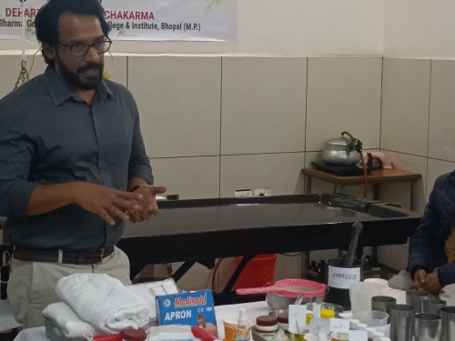 पंचकर्म तकनीक का प्रशिक्षण देते विशेषज्ञ।