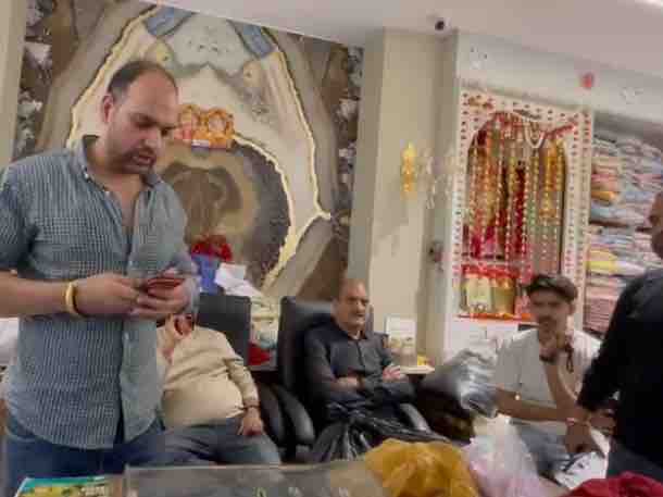 दुकान पर पंजाबी सिंगर के साथ बैठे उनके साथ आए बाउंसर व अन्य लोग।