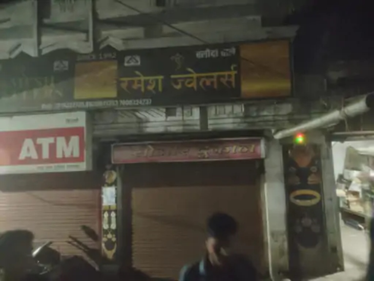 रमेश ज्वेलर्स, जहां लूट की घटना हुई है।