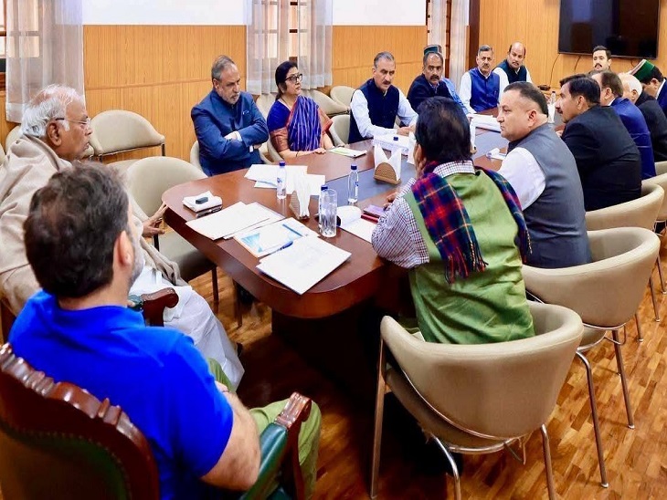 दिल्ली में बीती शाम को मल्लिकार्जुन खड़गे के साथ आयोजित मीटिंग में शामिल सीएम सुक्खू। -फाइल फोटो।