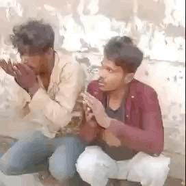 दोनों चोर माफ़ी मांगते हुए