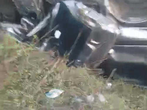 टक्कर इतनी जबरदस्त थी कि वैन के परखच्चे उड़ गए।