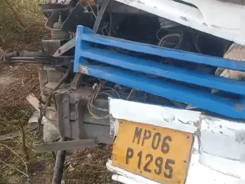 हादसे के बाद टूटकर आसपास बिखरा बस का सामान।