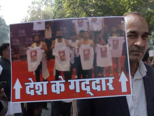 AI समिट में हंगामा करने वाले कांग्रेस कार्यकर्ताओं को भाजपा ने गद्दार कहा है।