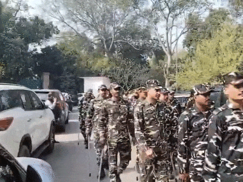 दिल्ली में कांग्रेस मुख्यालय के पास सिक्योरटी बढ़ाई गई।