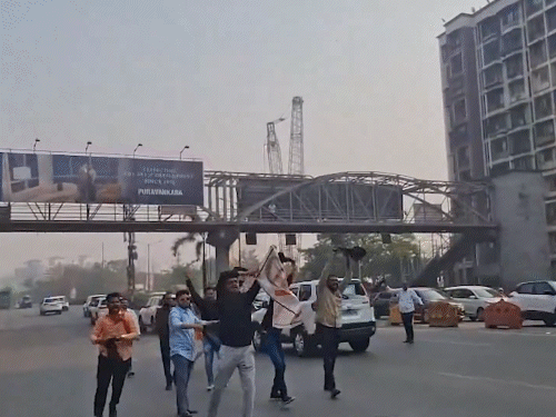 मुंबई-ठाणे के रास्ते में मुलुंड पोस्ट पर भाजपा कार्यकर्ताओं ने राहुल गांधी के काफीले को काले झंडे दिखाए।