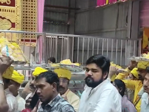 खाटूश्याम मंदिर दर्शन करने पहुंच रहे श्रद्धालु।