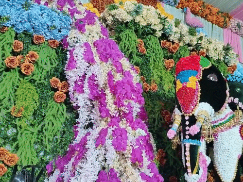 मंदिर परिसर को रंग-बिरंगे फूलों से सजाया गया।