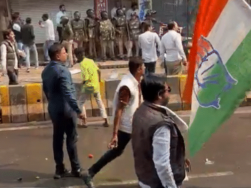 कांग्रेस और बीजेपी कार्यकर्ताओं ने एक-दूसरे पर पथराव किया।