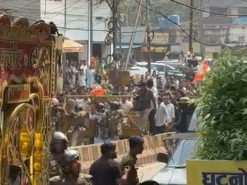 बीजेपी कार्यकर्ताओं ने बैरिकेड भी तोड़ दिए।