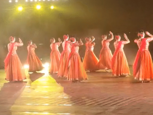 कार्यक्रम देरी से शुरू हुआ, लेकिन कलाकारों ने शानदार प्रस्तुति देकर महोत्सव की भव्यता बनाए रखी।