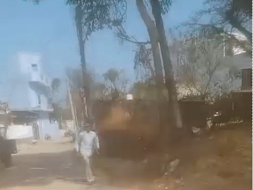 बच्ची को मां के हाथ छीनकर दौड़ता दादा।