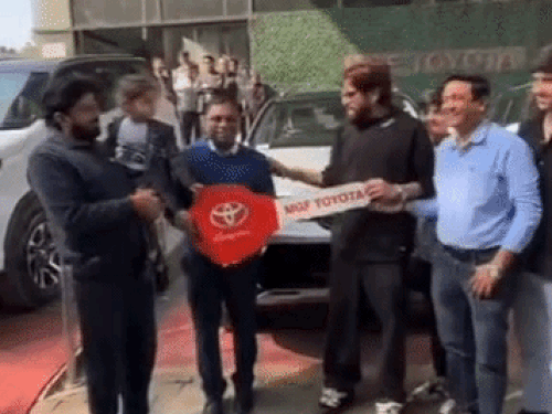 Showroom owner handing over the keys of Haryanvi singer Masoom Sharma while taking the vehicles of Toyota Fortuner.