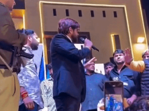 Singer Masoom Sharma asking the former sarpanch and his associates to get down from the stage. Dharamu gestured with his hand and asked him to calm down.