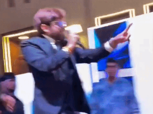 18 फरवरी को जींद में कार्यक्रम के दौरान सरपंच को स्टेज से उतरने की कहते मासूम शर्मा।