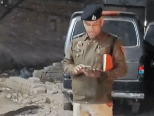 घटना स्थल पर जांच करते पुलिस अधिकारी और फोरेंसिक टीम