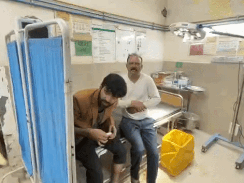 घायलों में एक ही परिवार के दीपक मल्होत्रा, दिवाकर मल्होत्रा और सुषमा मल्होत्रा हैं।