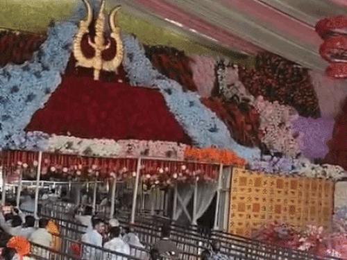 मंदिर के सिंह द्वार पर ज्योतिर्लिंग बनाए गए हैं।