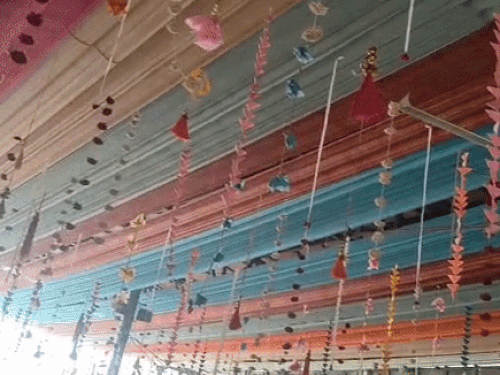 खाटूश्याम मंदिर को रंग-बिरंगे कपड़ों से सजाया गया।