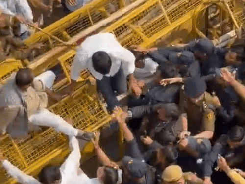 पुलिस ने बीजेपी कार्यकर्ताओं को बैरिकेडिंग से नीचे उतारने के लिए डंडे का इस्तेमाल किया।