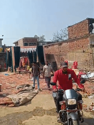 शादी समारोह के बाहर सुबह सन्नाटा पसरा रहा।