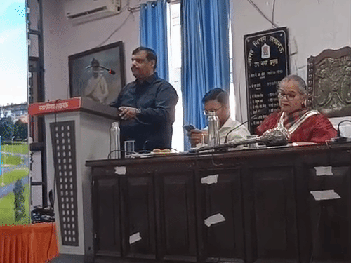 वेस्ट टू एनर्जी प्लांट के बारे में अधिकारियों ने पार्षदों के सामने तस्वीर स्पष्ट की।