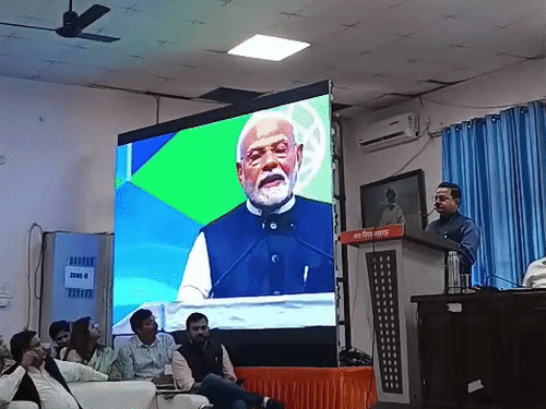 पार्षदों को वेस्ट टू एनर्जी प्लांट के फायदे बताने के लिए अहमदाबाद, दिल्ली और बेंगलुरु के प्लांट की डॉक्यूमेंट्री दिखाई गई।