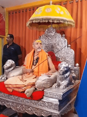 शंकराचार्य ने एक बोर्ड पर दो पोस्टर चिपकाकर सवाल किया है कि गाय के साथ कौन है और आय के साथ कौन।