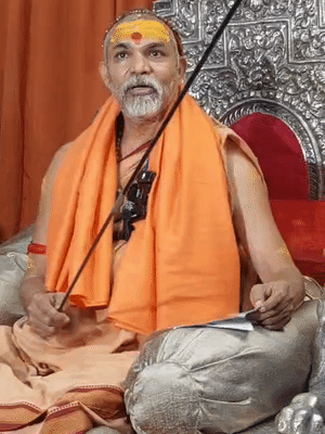 महंत रविंद्र पुरी महाराज की तस्वीर दिखाते हुए कहा कि इन्होंने मुख्यमंत्री के समर्थन में बयान दिया है। यह इनके अखाड़ा परिषद का नहीं, बल्कि व्यक्तिगत बयान है