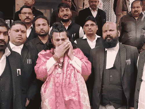 शिकायतकर्ता आशुतोष महाराज शनिवार को वकीलों के साथ कोर्ट पहुंचे।