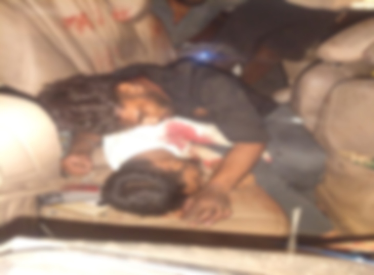 एक्सीडेंट के बाद युवकों को बाहर तक निकलने का मौका नहीं मिला।