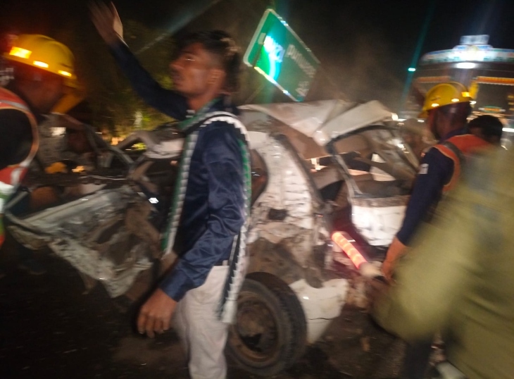 रायपुर में हादसे में कार के परखच्चे उड़ गए।