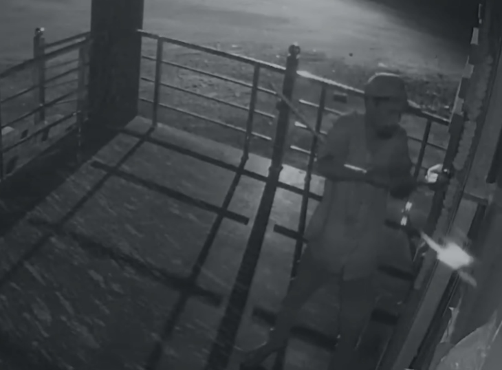 मंदिर में चोरी करने के दौरान सीसीटीवी कैमरे में चोर कैद हुआ है।