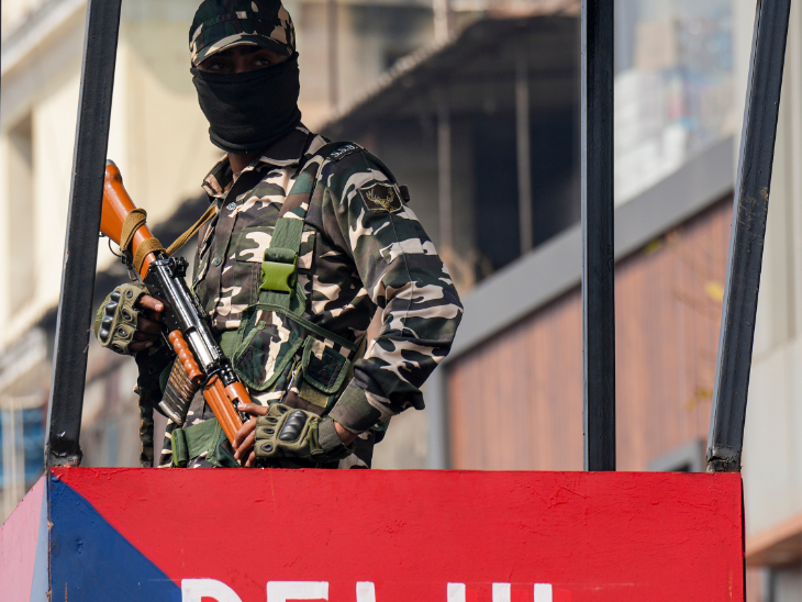 लाल किले के वॉच टॉवर पर चाक-चौबंद सुरक्षाकर्मी