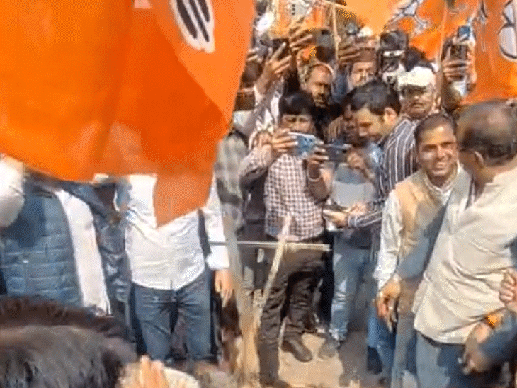 भाजयुमो के कार्यकर्ताओं ने राहुल गांधी का पुतला जलाया।