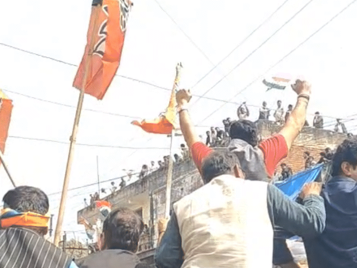 बैरिकेड्स पर चढ़कर प्रदर्शन करते हुए भाजयुमो कार्यकर्ता।