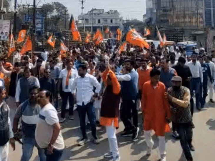 कांग्रेस कार्यालय के बाहर नारेबाजी करते भाजयुमो कार्यकर्ता।