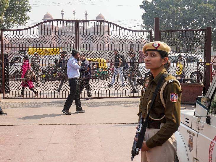 शनिवार को लाल किले के पास पहरा देती दिल्ली पुलिस की महिला सिपाही।