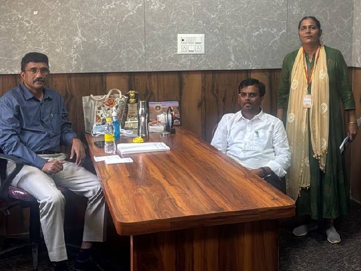 चंद्रू लामाणी (सफेद शर्ट में) शिरहट्टी विधानसभा क्षेत्र से भाजपा विधायक हैं। - Dainik Bhaskar