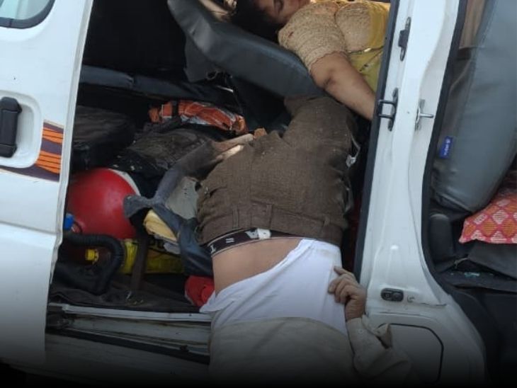 डिवाइडर पर चढ़ने के बाद शव हाईवे पर बिखर गए।