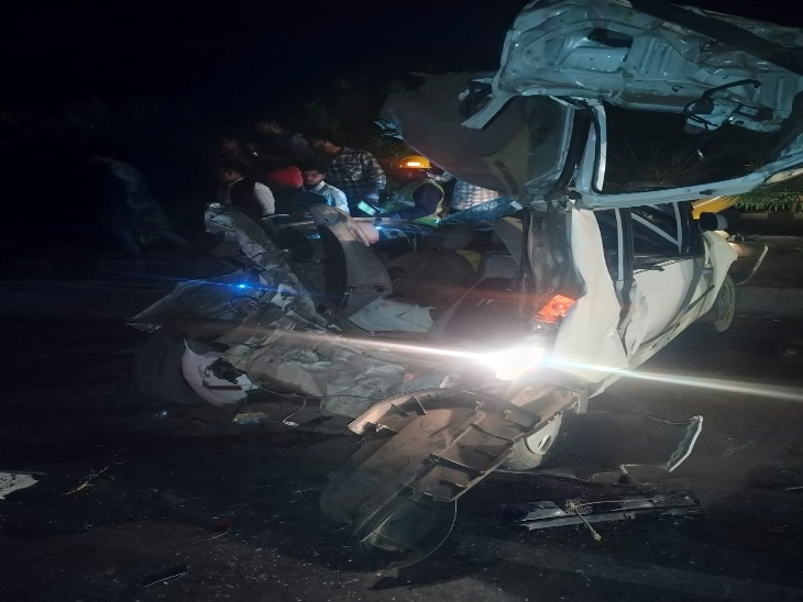 हादसे में कार के परखच्चे उड़ गए हैं।