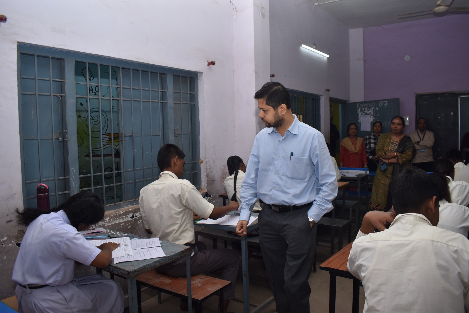 स्कूल पहुंचकर एग्जाम हॉल का कलेक्टर ने किया निरीक्षण।
