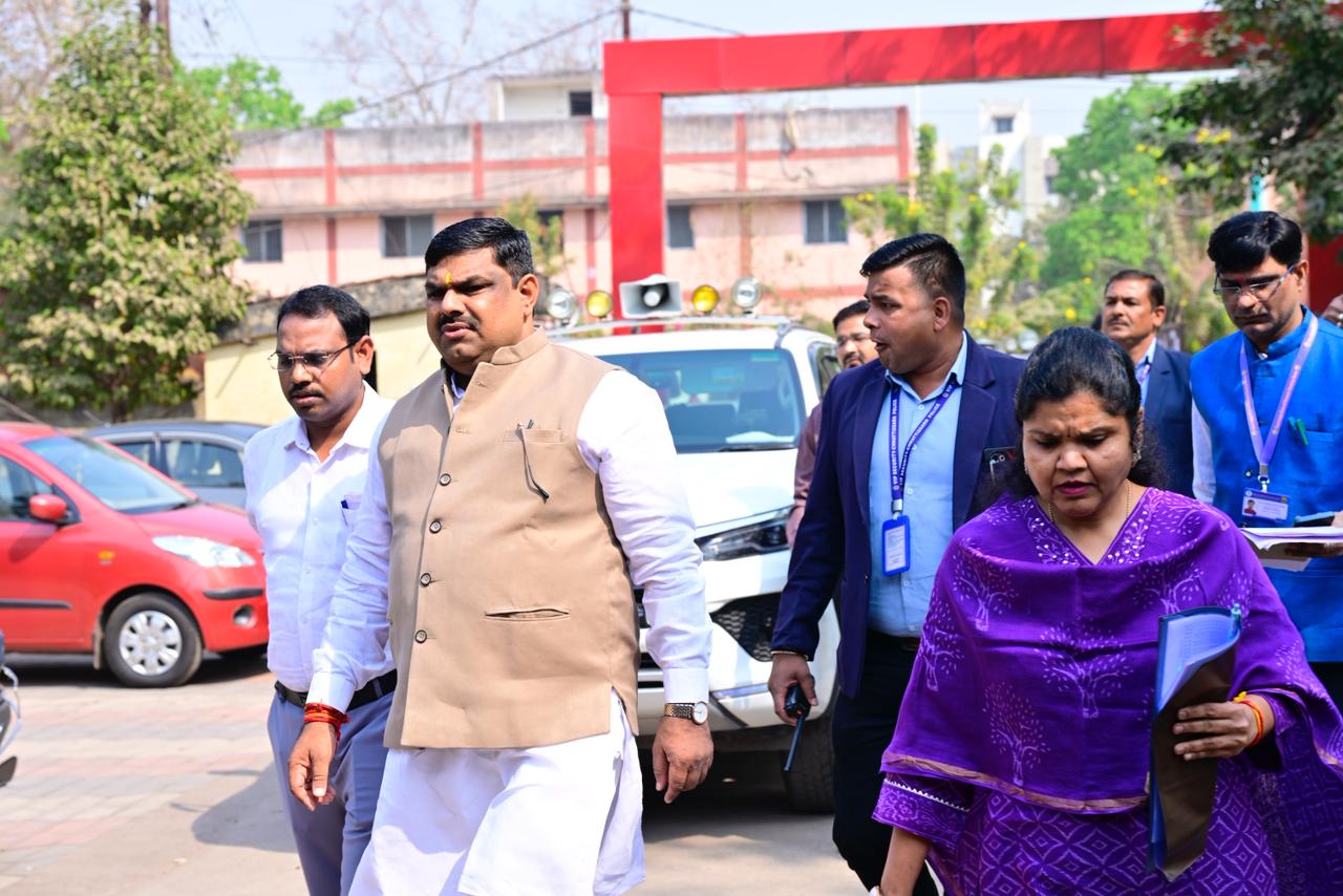 शिक्षा मंत्री गजेंद्र यादव ने दुर्ग के गवर्नमेंट गर्ल्स स्कूल एग्जाम सेंटर का निरीक्षण किया था।