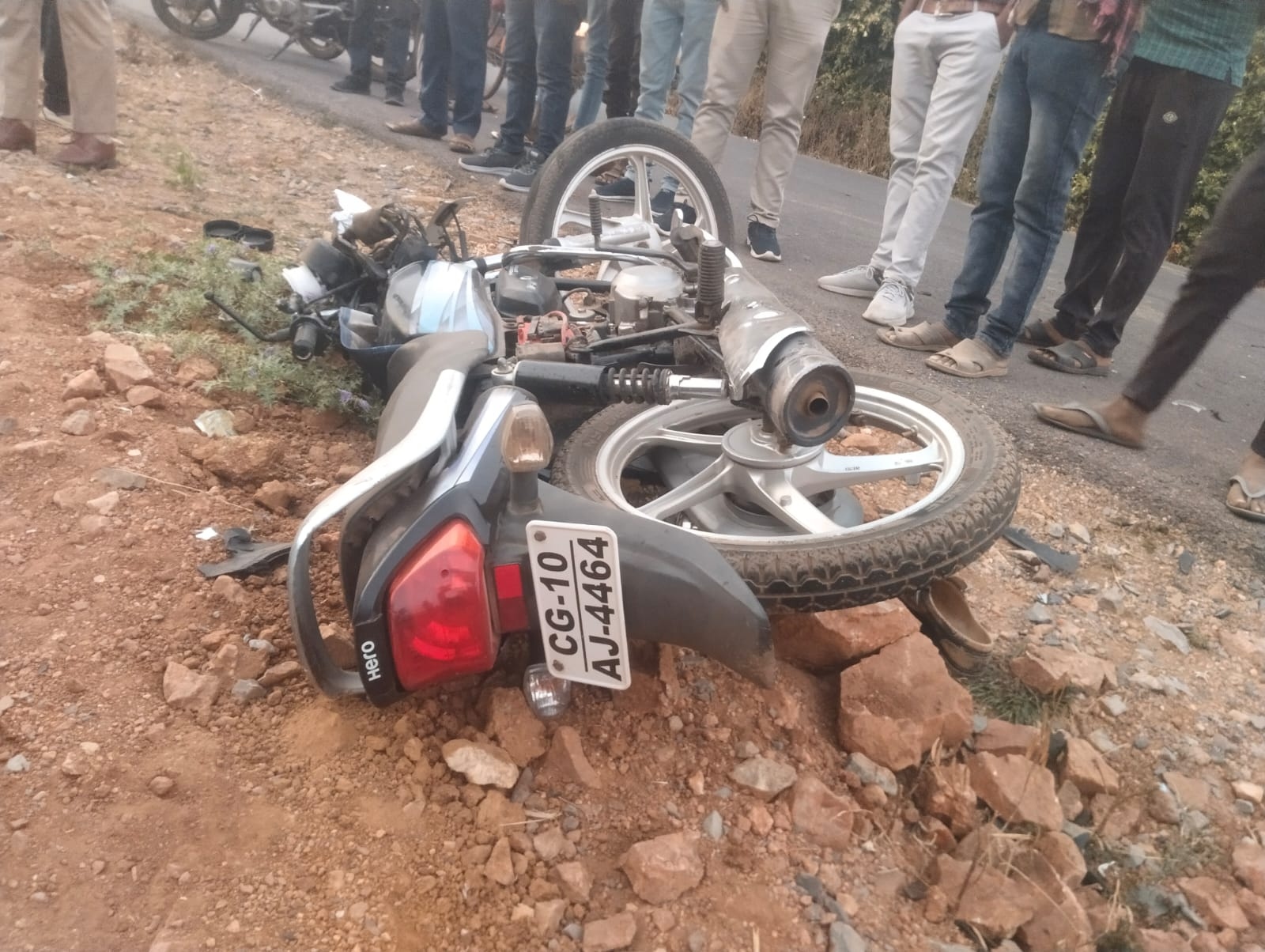 बिलासपुर में शुक्रवार की देर शाम दो बाइक में जबरदस्त टक्कर हो गई।