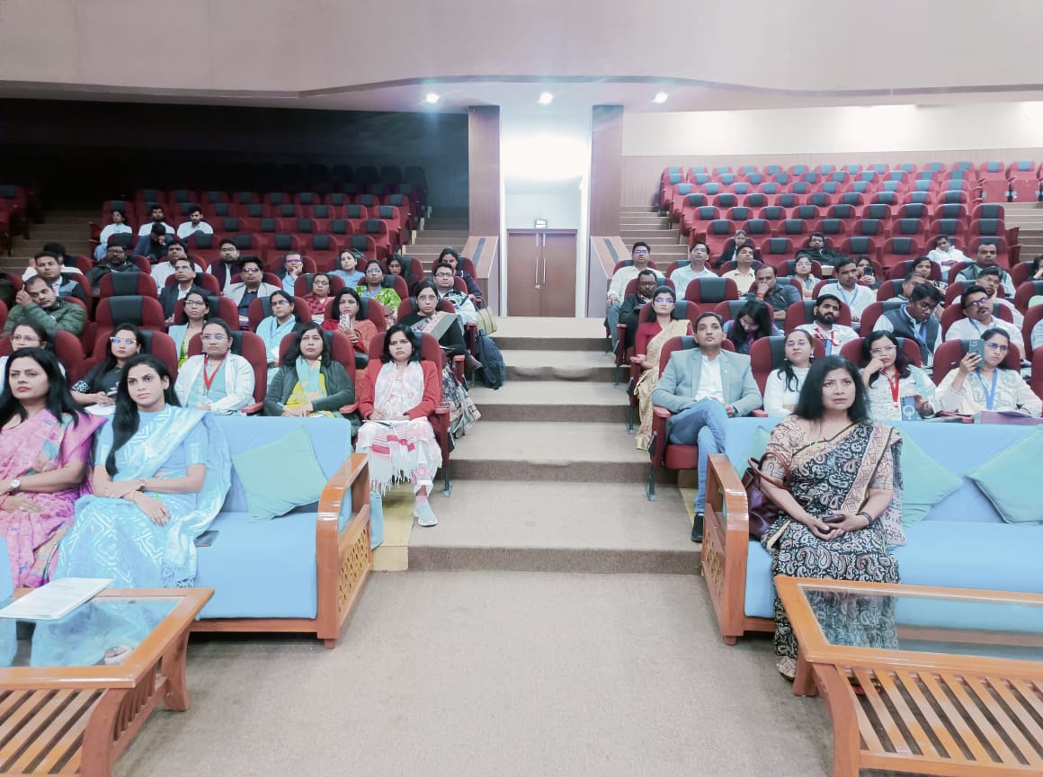 ऑडिटोरियम में लाइव प्रसारण की सहायता से ट्रेनिंग लेते स्टूडेंट्स और प्रोफेसर।